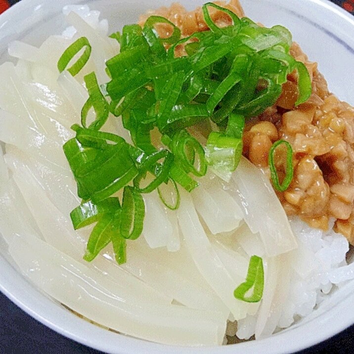 活イカ刺しの〆は☆　「イカ納豆丼」
